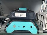 un robot bleu et noir posé sur une étagère