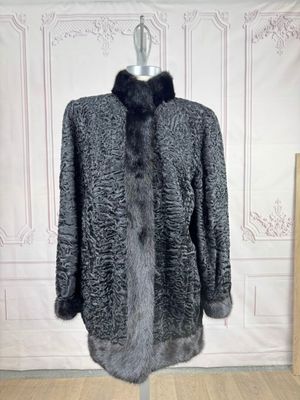 une image d'un manteau de fourrure sur un mannequin
