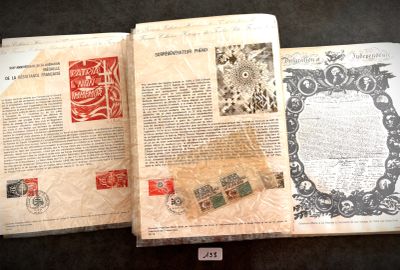 un livre ouvert avec des timbres, posé sur une table