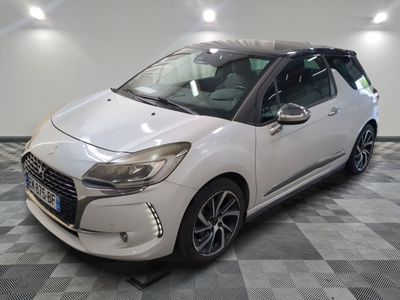 la citrole blanche est garée dans le garage sur un sol en damier