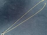 un collier en or orné d'un cœur et d'une croix