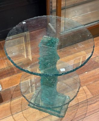 une table en verre avec un plateau en verre posée sur un parquet