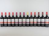 six bouteilles de vin rouge alignées