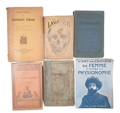 plusieurs livres sont empilés sur une surface blanche
