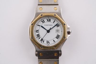 Gros plan sur une montre avec des chiffres romains