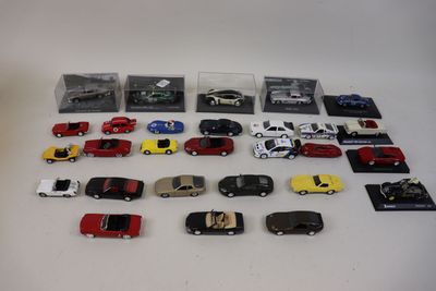 un grand nombre de voitures-jouets qui se trouvent sur la table