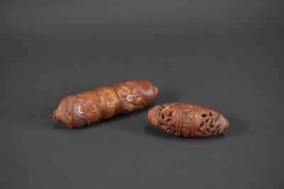 Étui à messages et œuf à chapelet en noix de corozo sculpté.