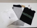 trois t-shirts posés sur une table