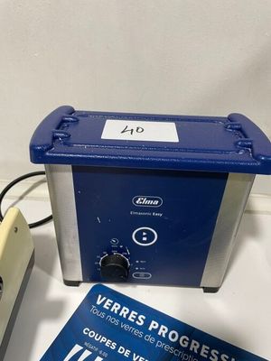 une boîte bleue avec une étiquette, à côté d'une boîte jaune avec une étiquette