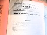un gros plan sur un livre sur lequel est allongé un chat