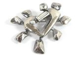 une broche en argent ornée d'une grappe de clochettes