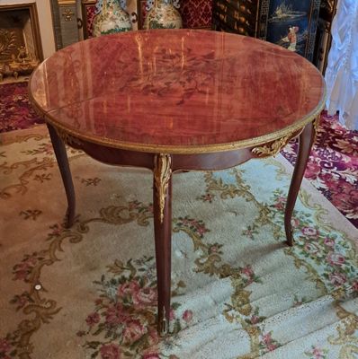 TABLE RONDE en bois de placage et marqueterie à décor floral…