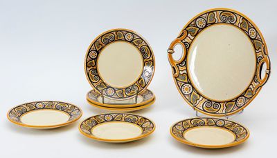 quatre assiettes et un bol posés sur une table blanche