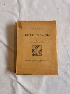 un livre posé sur une table