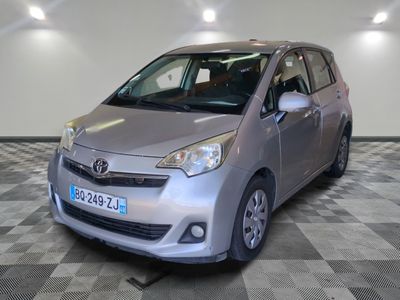 la photo d'une voiture argentée garée dans un garage