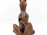 the scooby dog figurine is sitting on the ground