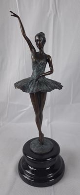 statue d'une ballerine sur un socle noir, avec un fond blanc