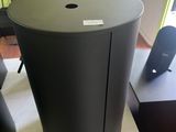 une poubelle noire posée sur une table