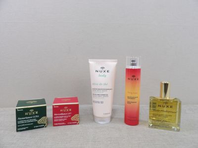 trois types différents de produits de soin pour la peau posés sur une table