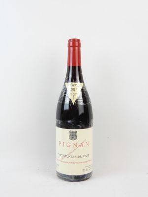 la bouteille de vin est posée sur une surface blanche