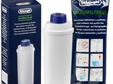 un filtre à eau et un paquet de cartouches filtrantes