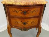 une petite commode avec un plateau en marbre
