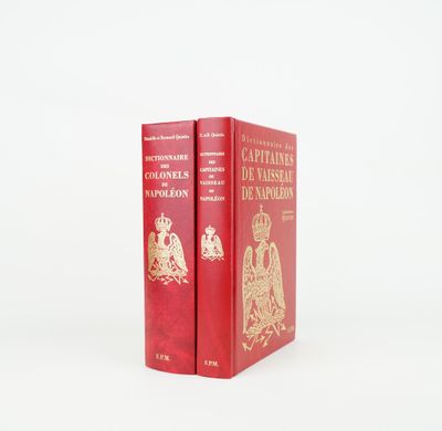 deux livres rouges posés l'un sur l'autre sur une surface blanche