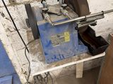 une machine posée sur une table dans une pièce