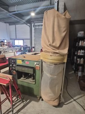 une photo d'une machine dans un entrepôt, recouverte d'une bâche