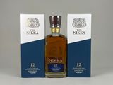 deux bouteilles de whisky Nikka 12 ans d'âge posées sur une surface blanche