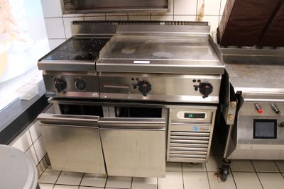une cuisine équipée d'une cuisinière, d'un four et d'un évier