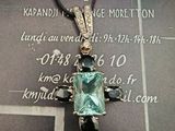 une photo d'un collier orné d'une pierre bleue