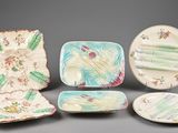cinq assiettes et deux bols ornés de motifs différents
