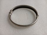 gros plan d'une bague en argent sur une surface blanche