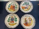 quatre assiettes avec l'image d'un homme et d'une femme