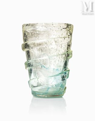 un verre en verre transparent muni d'une anse, sur fond blanc