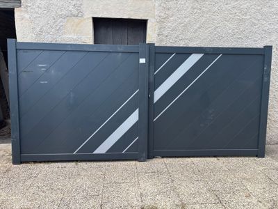 deux portails fermés situés sur le côté d'un bâtiment