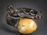 une photo d'un bracelet en argent orné d'une perle en bois