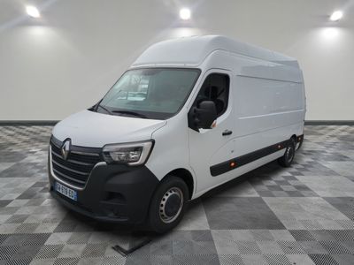 la photo d'une camionnette blanche garée dans une pièce