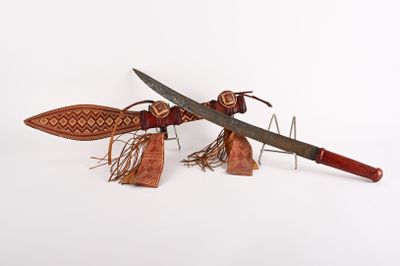 une image représentant un couteau et d'autres objets posés sur une surface blanche