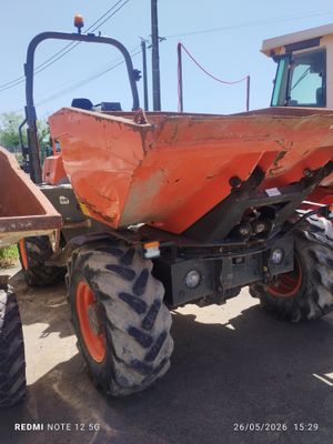 un tracteur garé sur le bord de la route