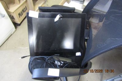 une photo d'un ordinateur portable posé sur une chaise