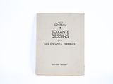 un livre posé sur une table blanche