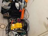 une pile de bagages posée par terre près d'une porte