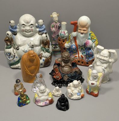 un grand nombre de figurines posées sur une table