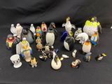 un grand nombre de figurines posées sur une table