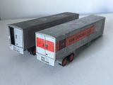 un camion jouet posé sur une table