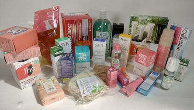 de nombreux types de produits de soins de la peau sur la table