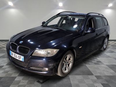 une photo d'un break BMW noir garé dans un garage