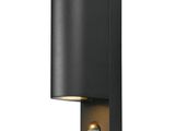 un gros plan d'une lampe fixée sur le côté d'un mur